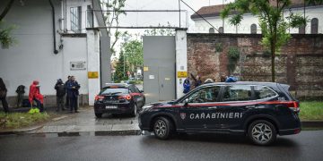 L'ingresso della caserma dei Carabinieri Montebello di via Monti